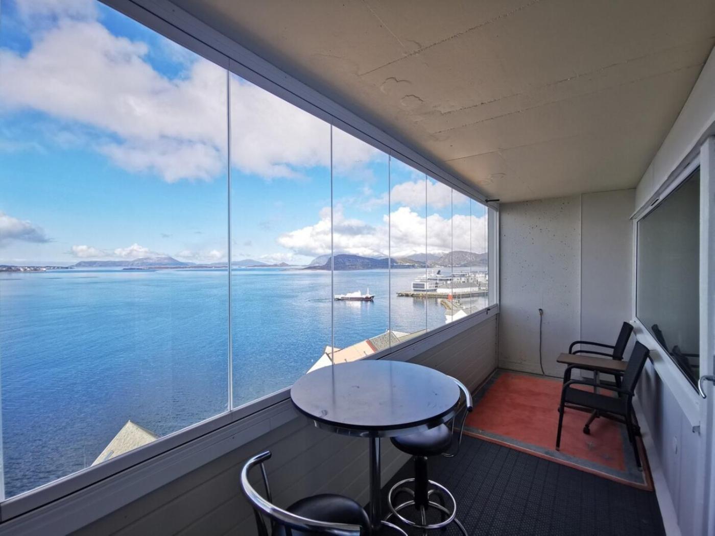 Apartment Close To The City Center With Sea View Alesund Exterior photo