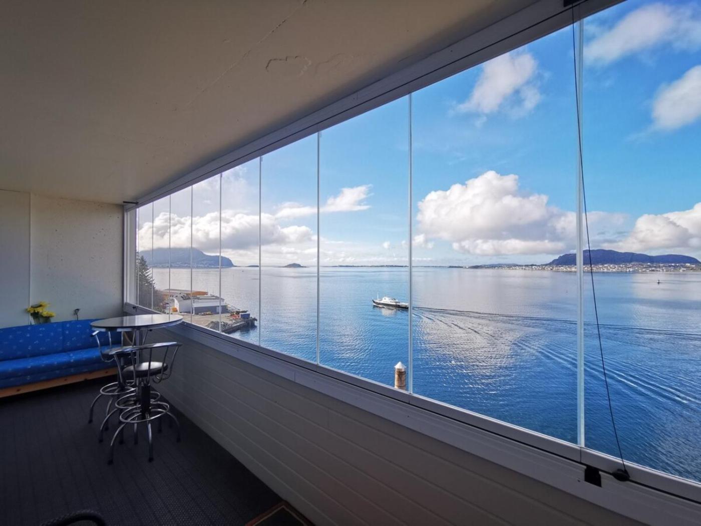 Apartment Close To The City Center With Sea View Alesund Exterior photo